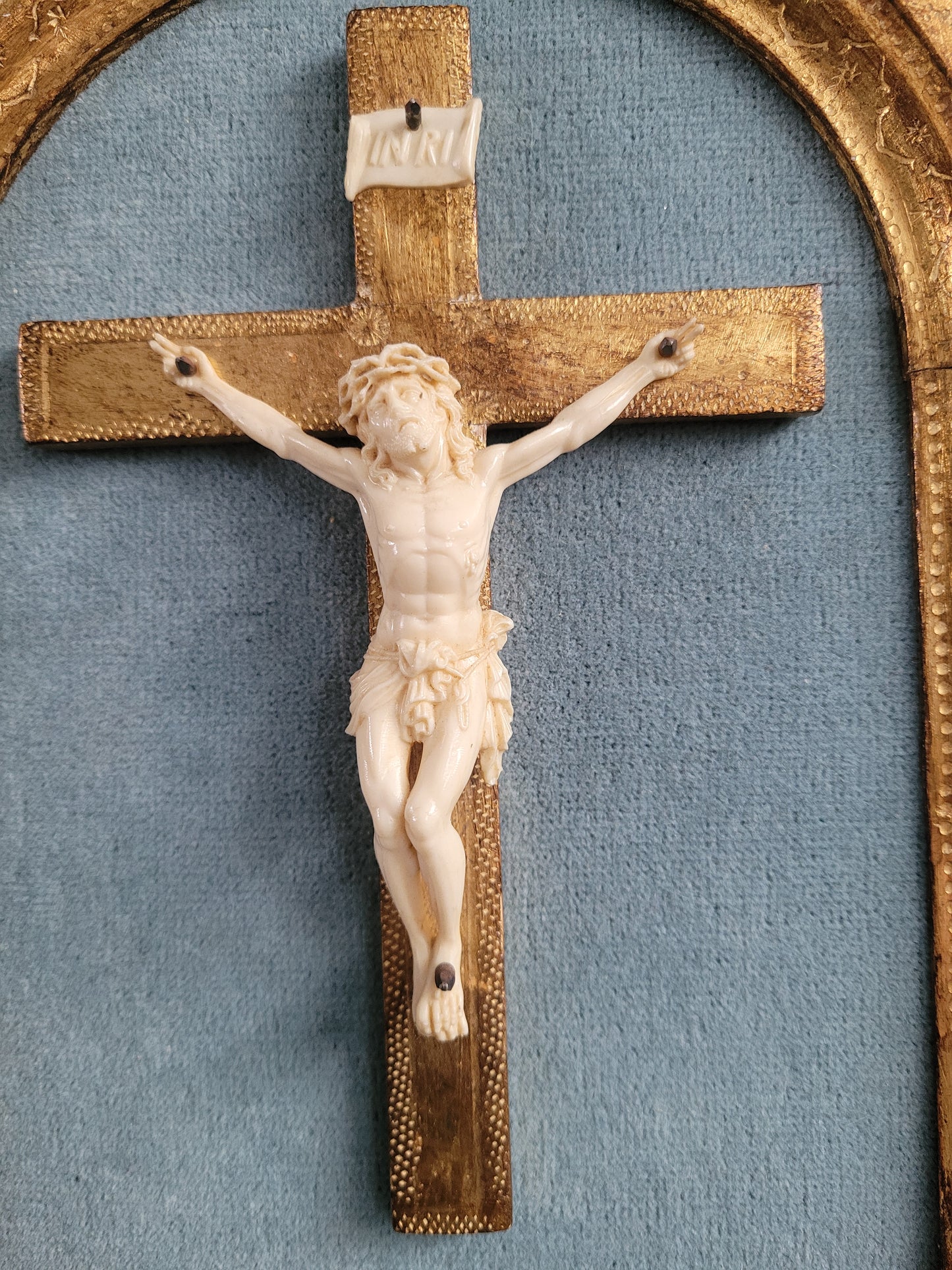 Crucifix encadré cadre doré et velours turquoise - Ref 1036