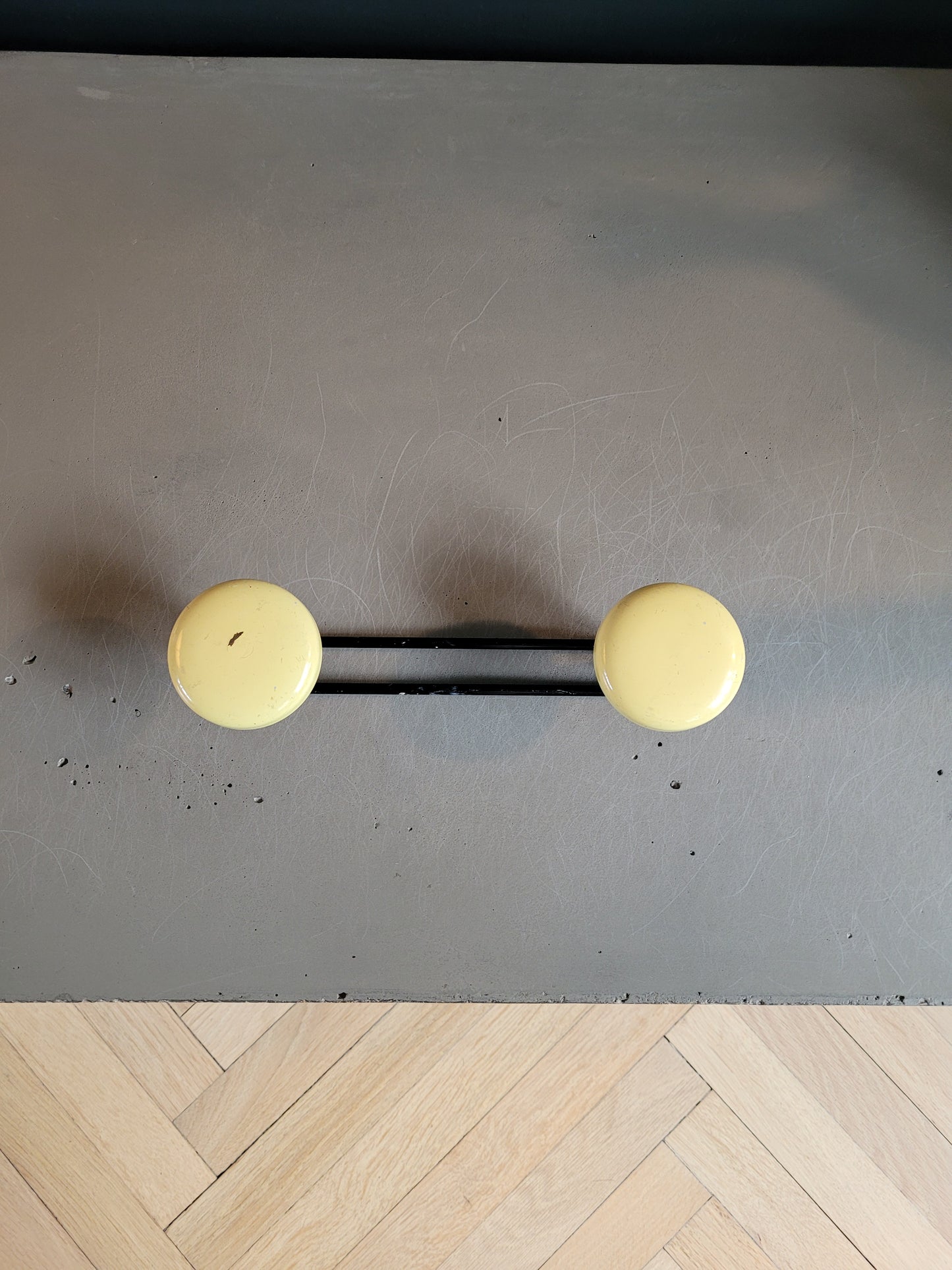 Porte-manteau mural 2 patères années 60 jaune - Ref 289