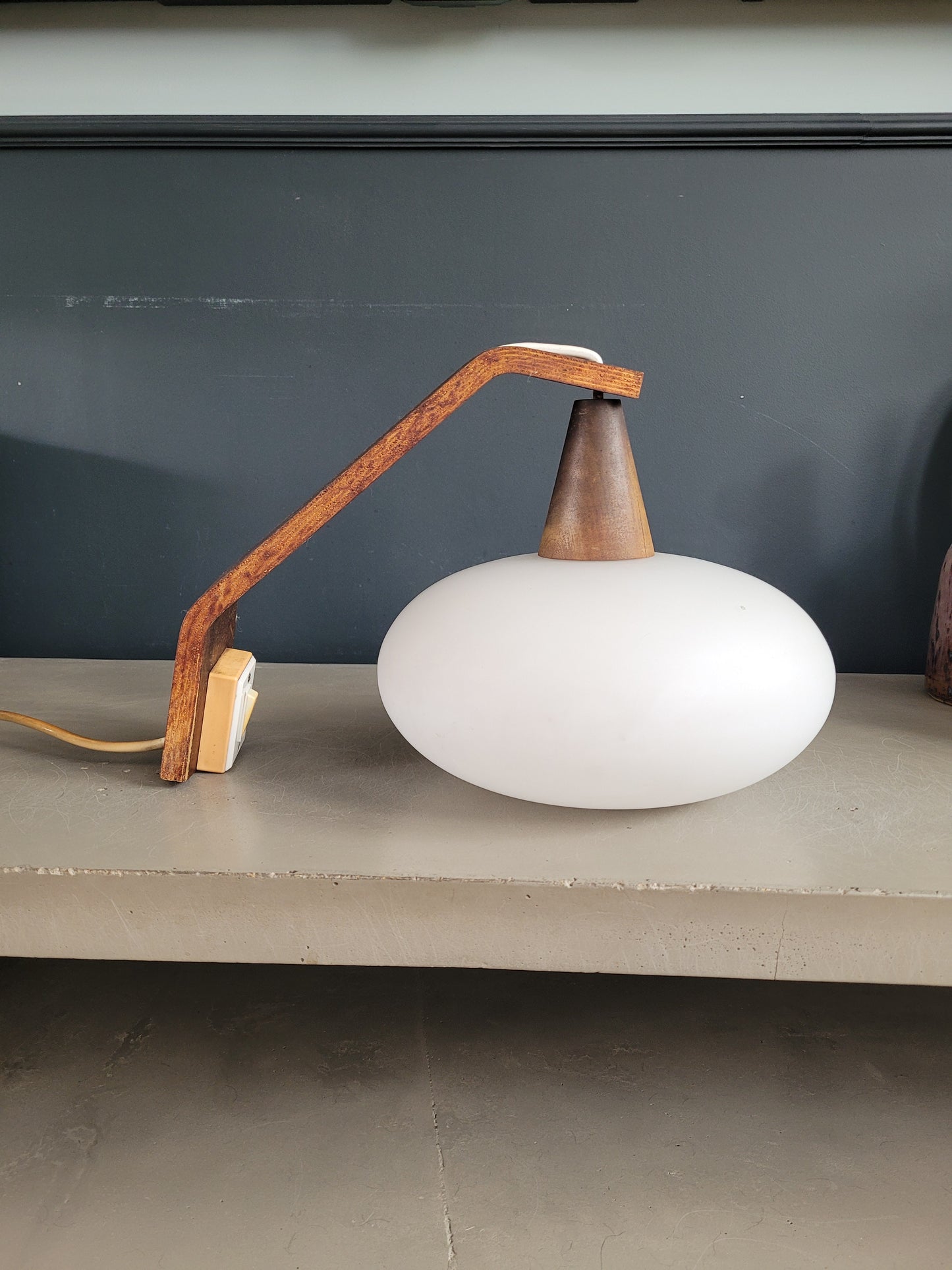 Applique scandinave vintage en teck et globe opaline - Ref 355