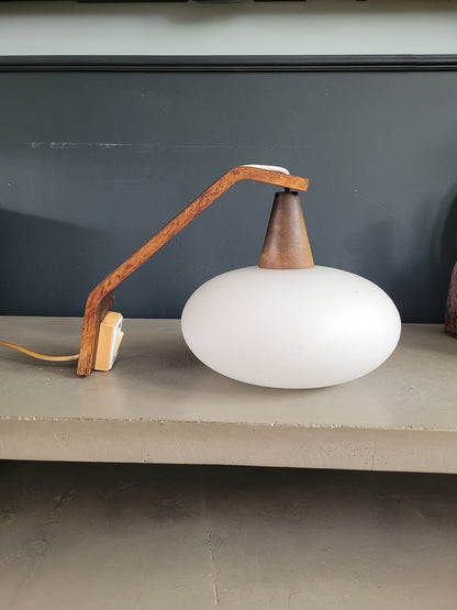 Applique scandinave vintage en teck et globe opaline - Ref 355