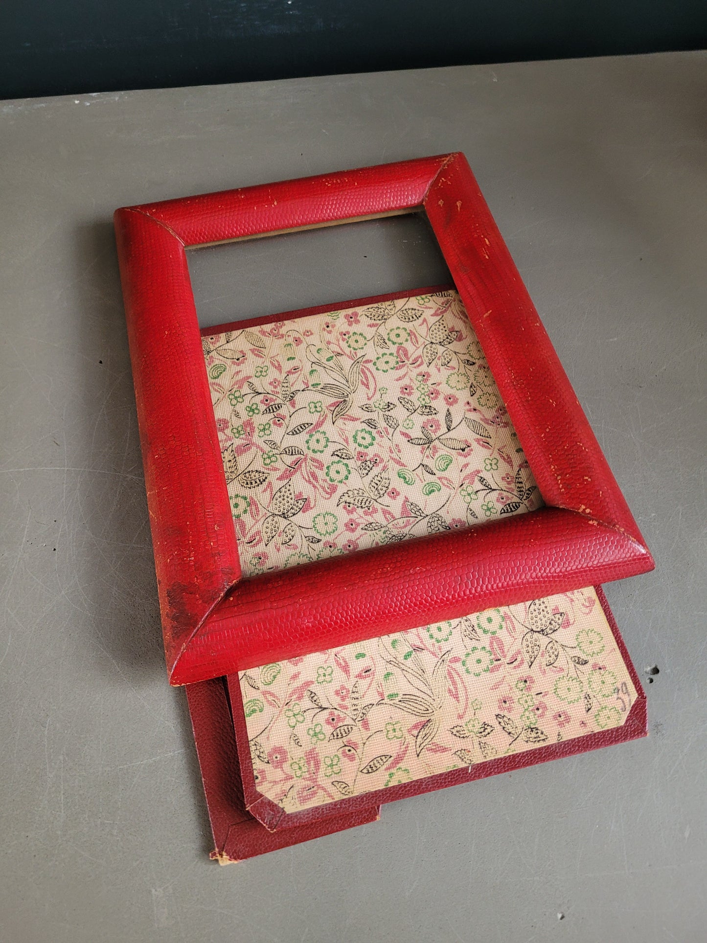 Cadre ancien à poser ou à suspendre en cuir rouge - Ref 793