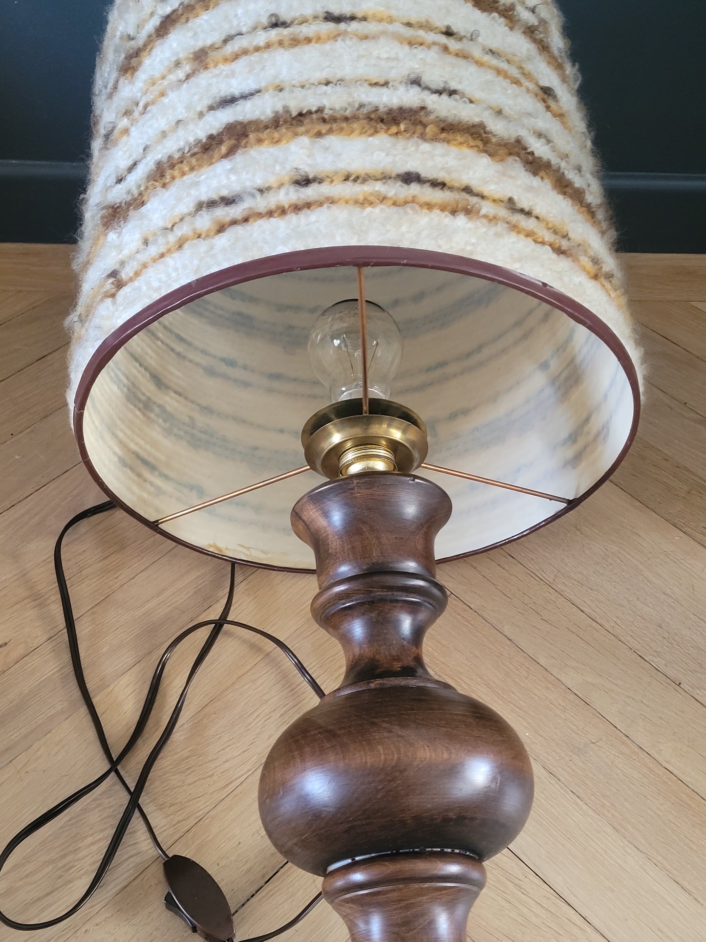 Grande lampe vintage pied bois abat-jour laine bouclettes - Ref 1025