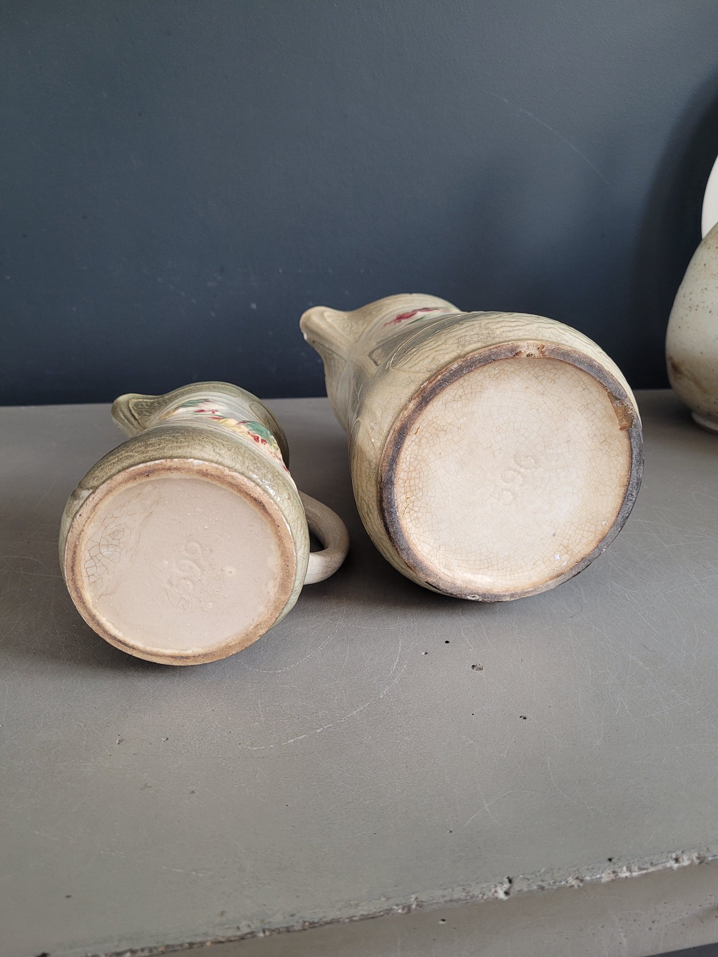 Paire de pichets barbotine décors tulipes - Ref 400