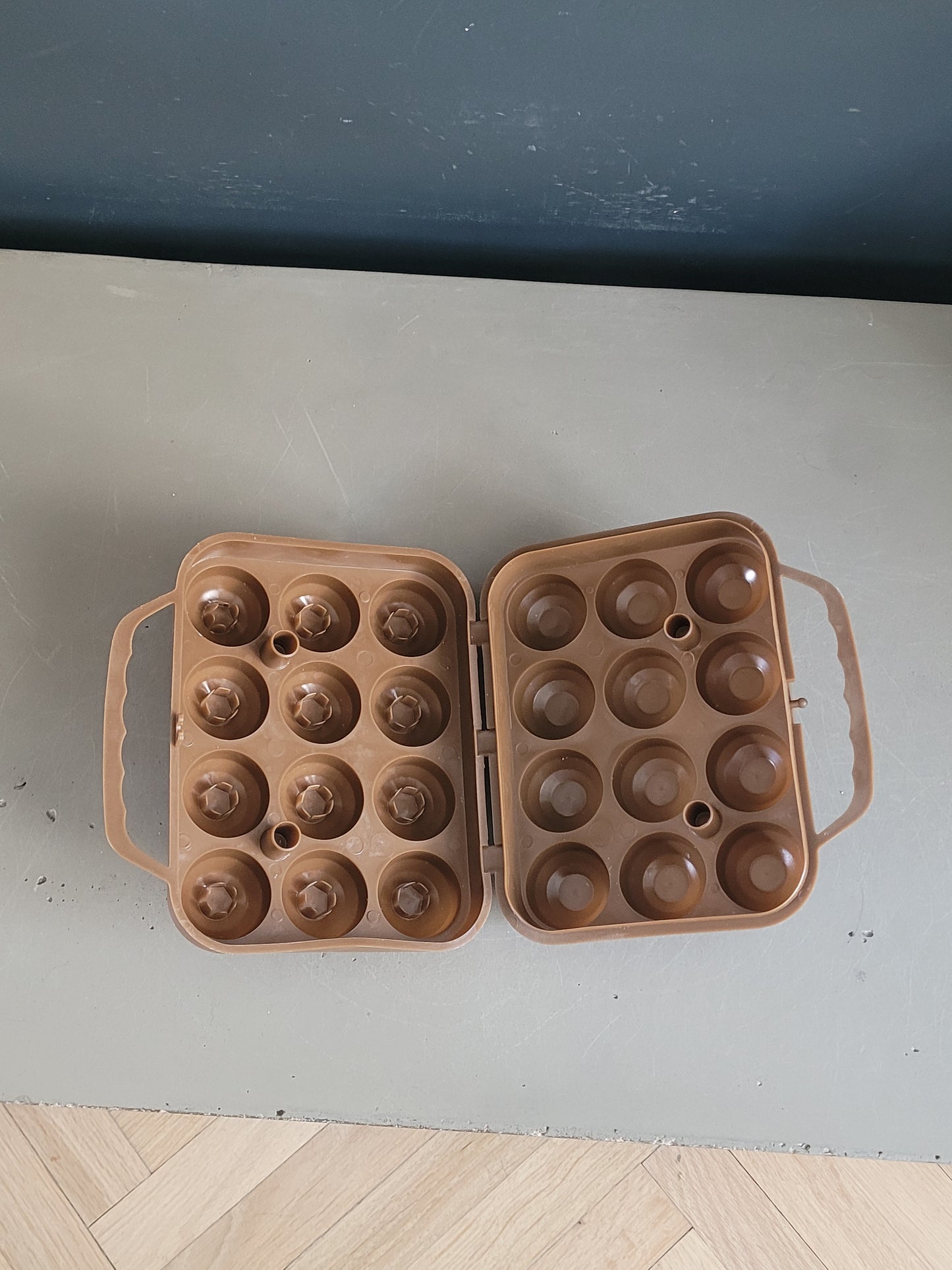 Boîte à œufs vintage en plastique marron chocolat- 12 compartiments - Ref 1018
