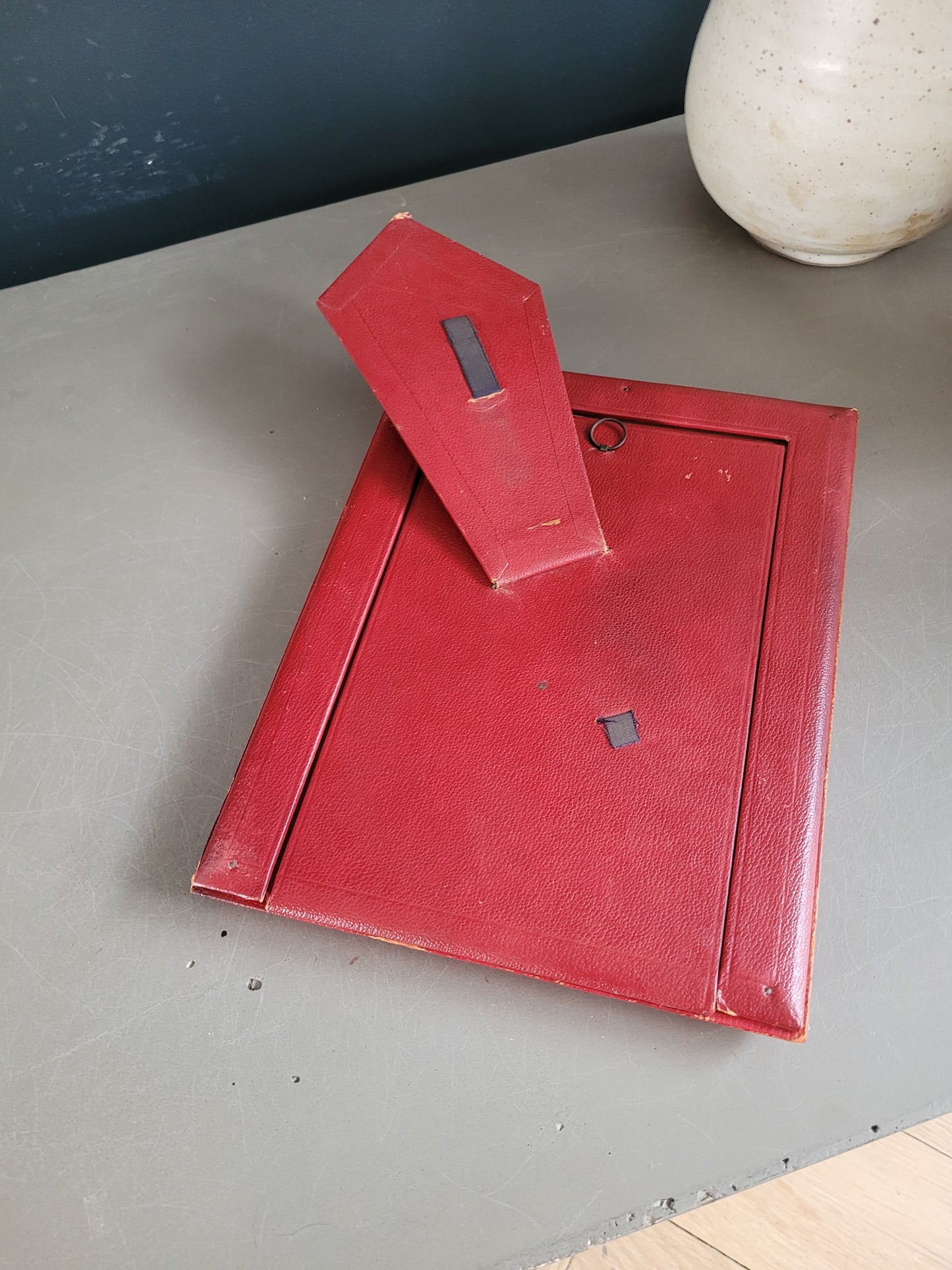 Cadre ancien à poser ou à suspendre en cuir rouge - Ref 793