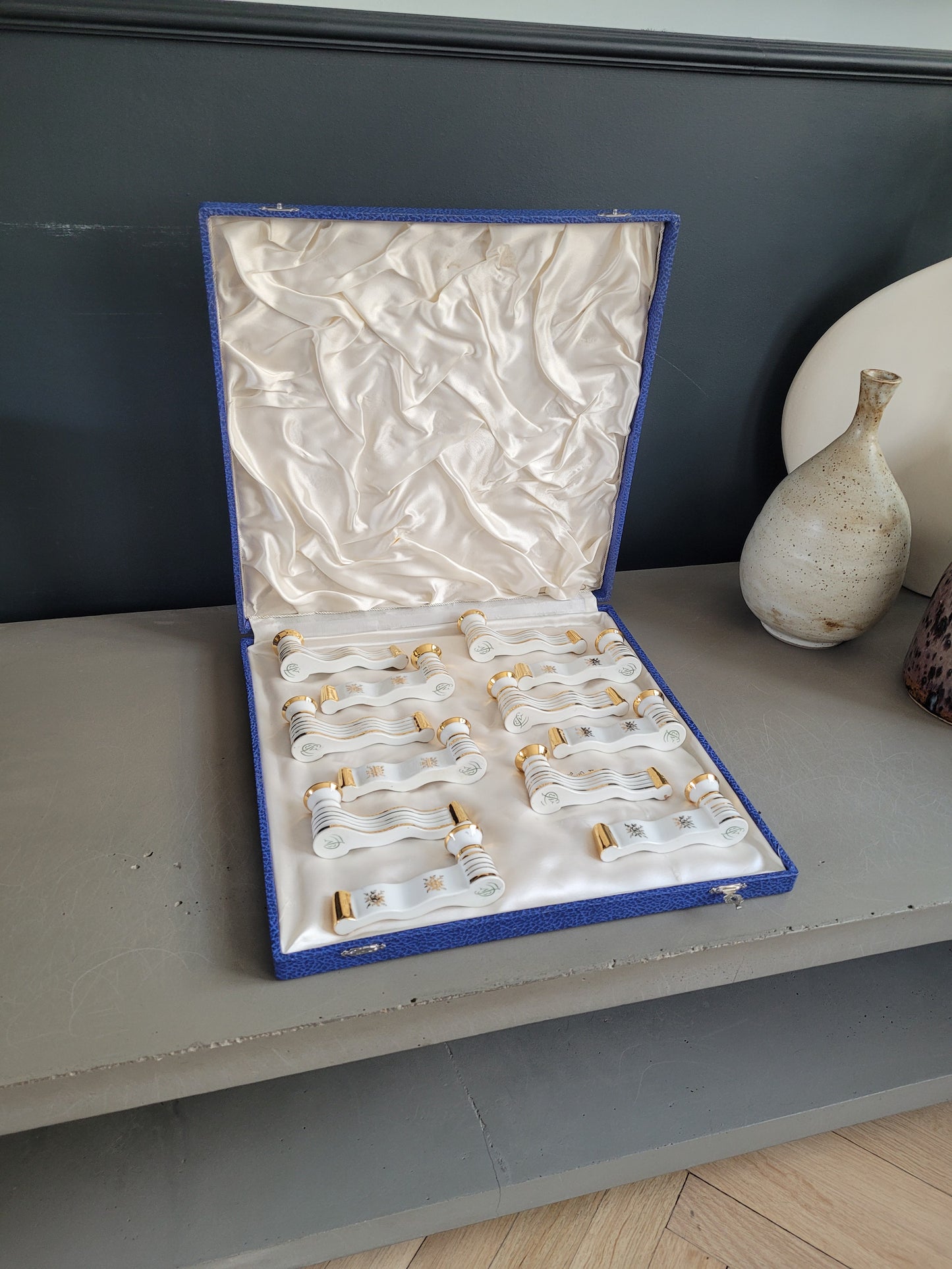 12 porte-couteaux en porcelaine de Limoges dans leur écrin- Ref 306