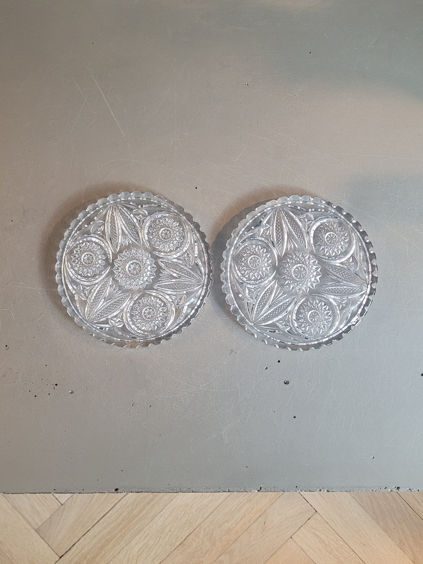 Paire de dessous de bouteilles en verre ciselé - Ref 975