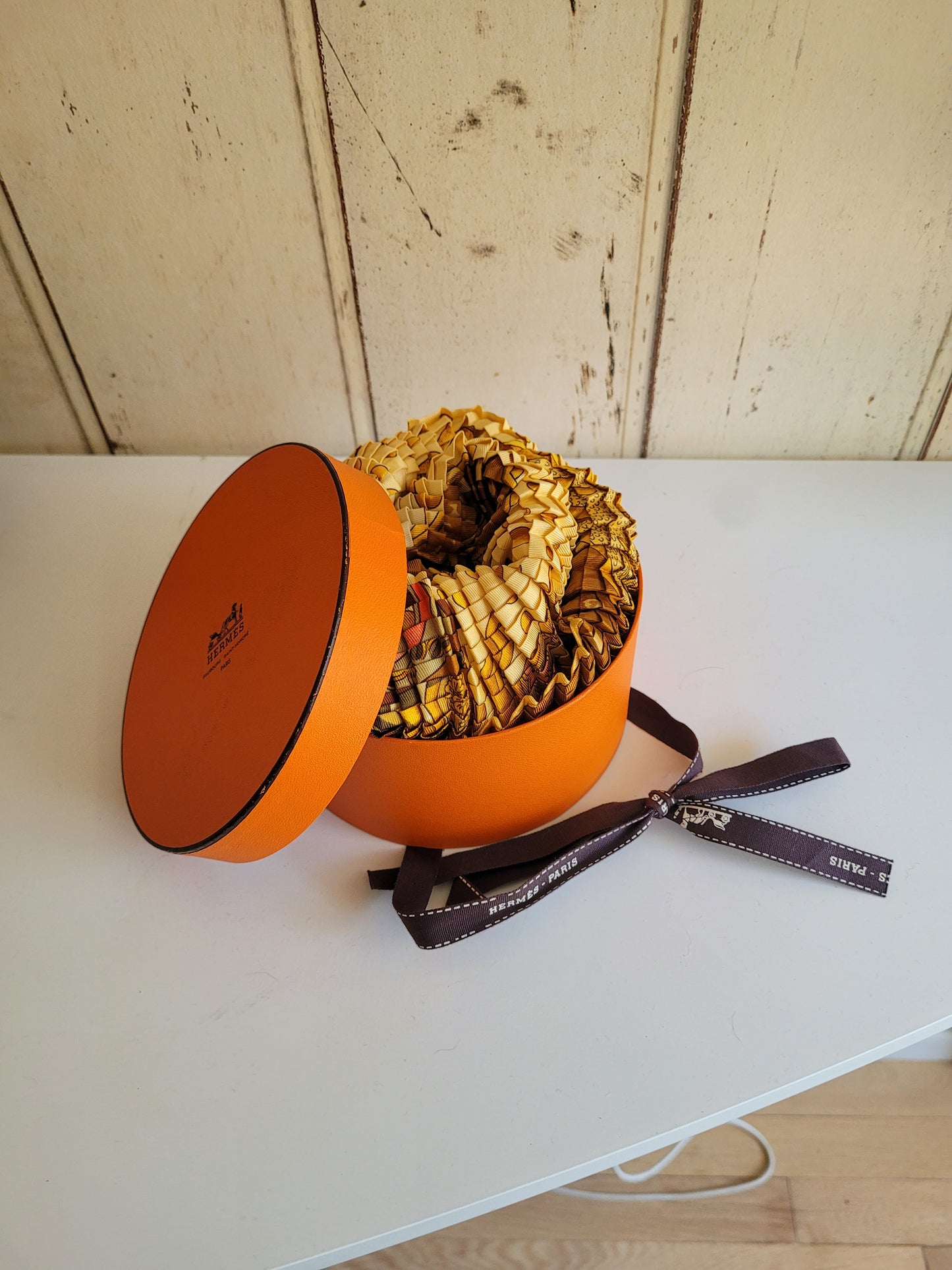 Carré plissé Hermès Gloria Soli par J. Metz - Ref 907