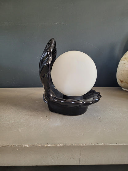 Lampe coquillage vintage en porcelaine noire globe opaline - Ref 896