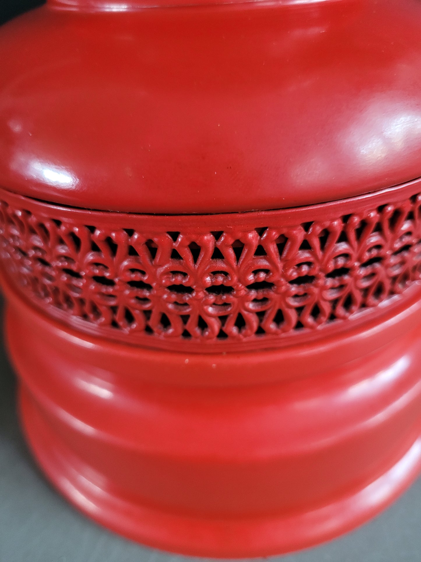 Lampe globe vintage à pied métal ajouré laqué rouge - Ref 798
