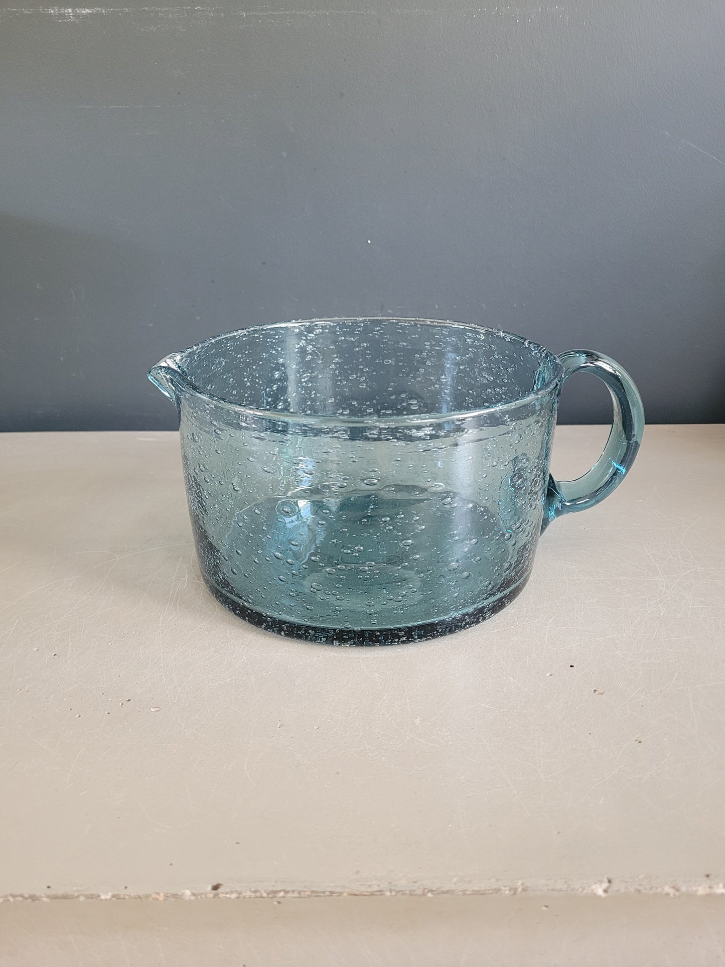 Grand pichet 2L en verre bullé bleu - Ref 654