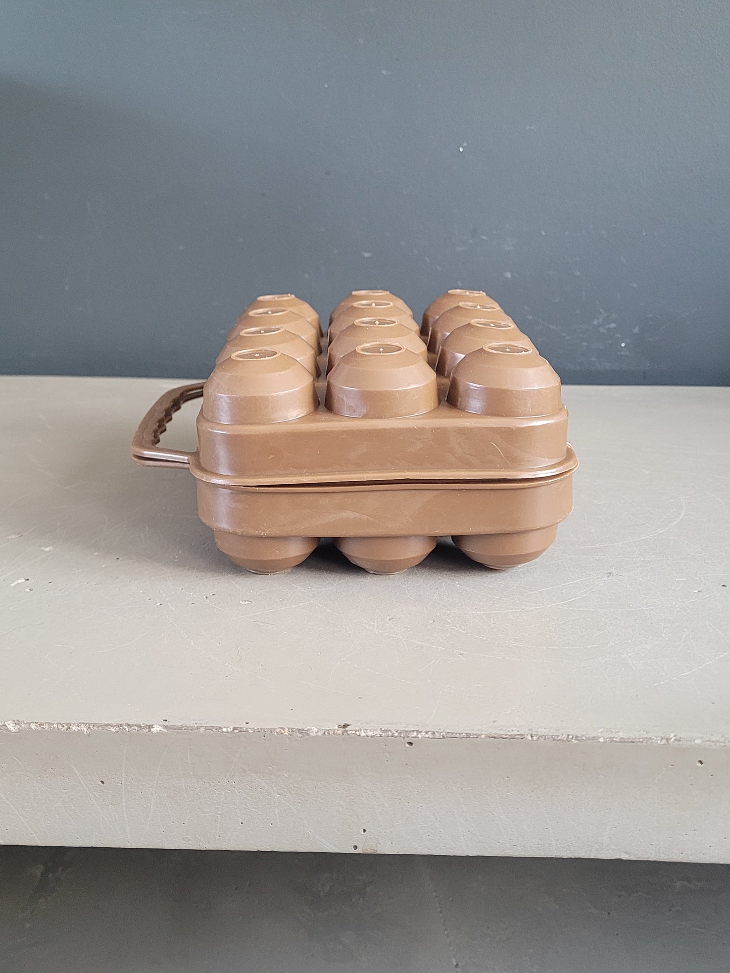 Boîte à œufs vintage en plastique marron chocolat- 12 compartiments - Ref 1018