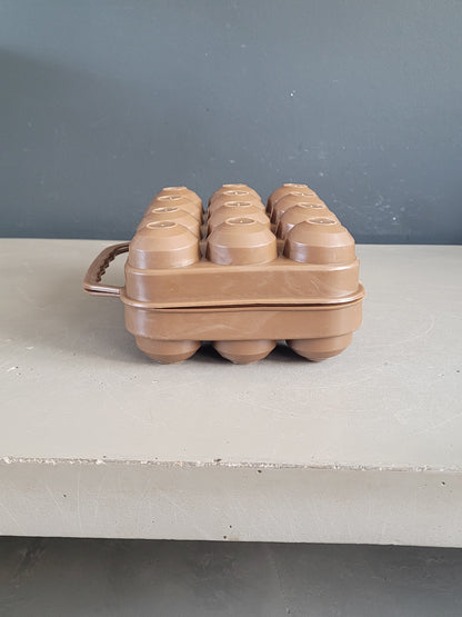 Boîte à œufs vintage en plastique marron chocolat- 12 compartiments - Ref 1018