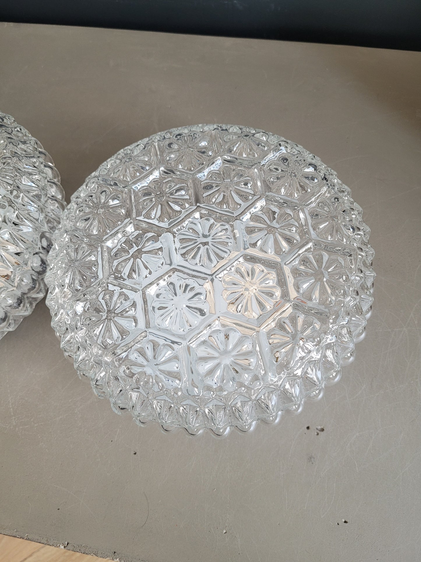 Paire de plafonniers en verre moulé - Ref 435