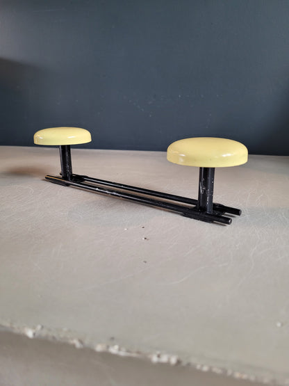 Porte-manteau mural 2 patères années 60 jaune - Ref 289