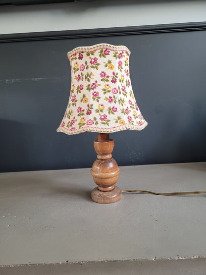 Lampe de chevet ancienne en bois avec abat-jour fleuri - Ref 444