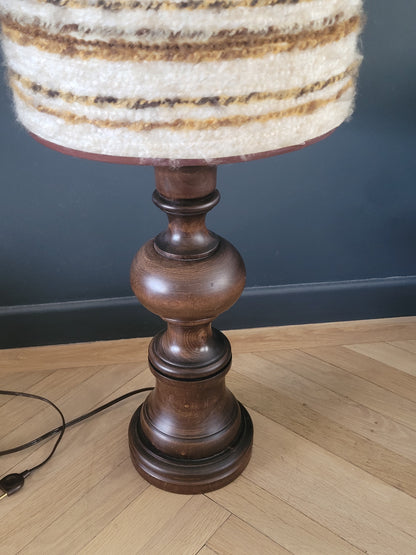 Grande lampe vintage pied bois abat-jour laine bouclettes - Ref 1025