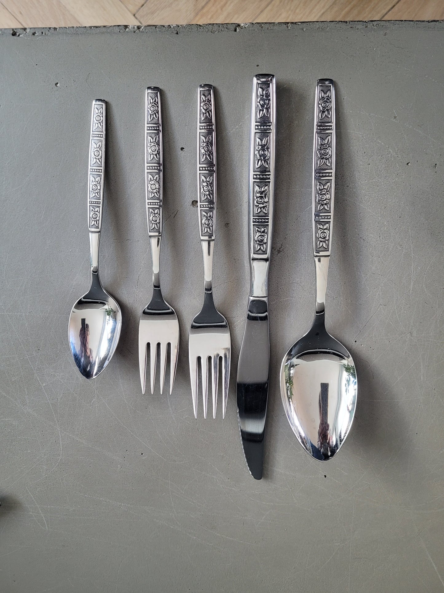 Set de couverts en Inox - Vista Stainless USA - Motifs roses - Ref 1009