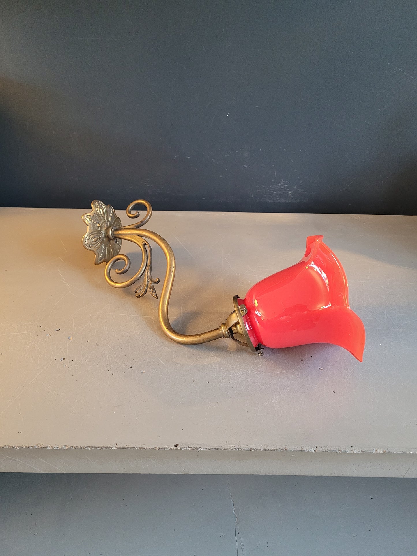 Applique tulipe en laiton et verre rouge - Ref 911