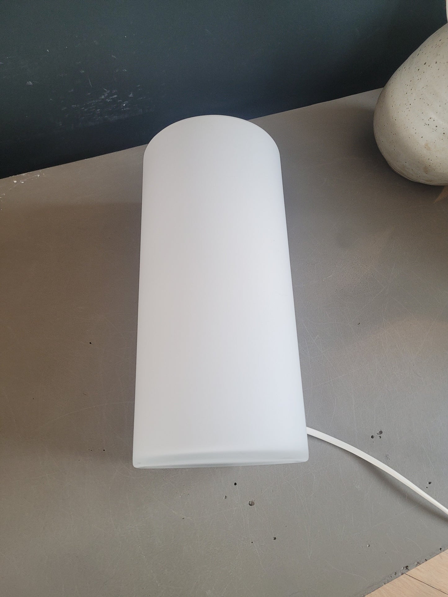 Lampe à poser contemporaine en verre dépoli blanc - Ref 750