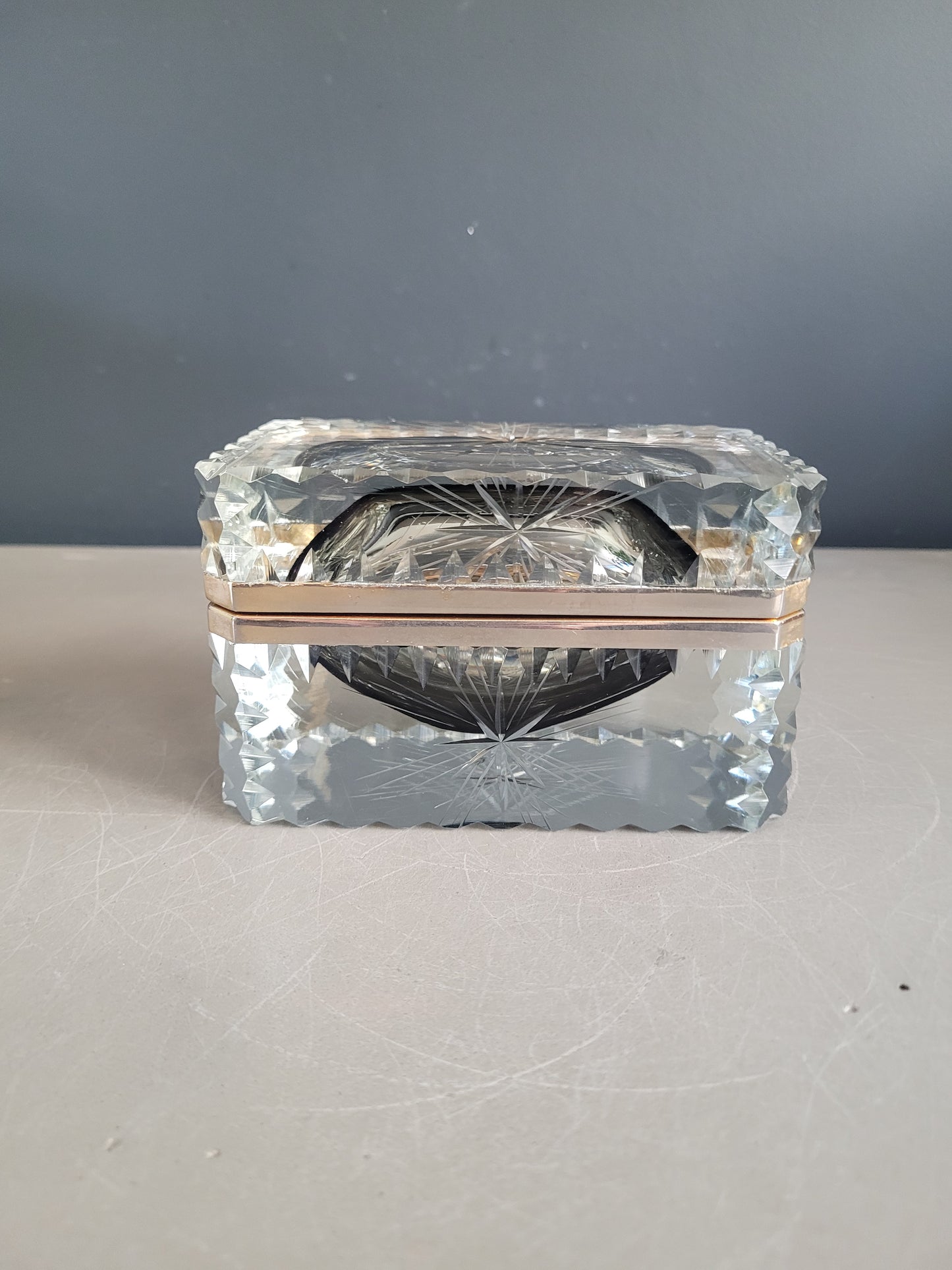 Boîte à bijoux ancienne en verre ciselé- Ref 897