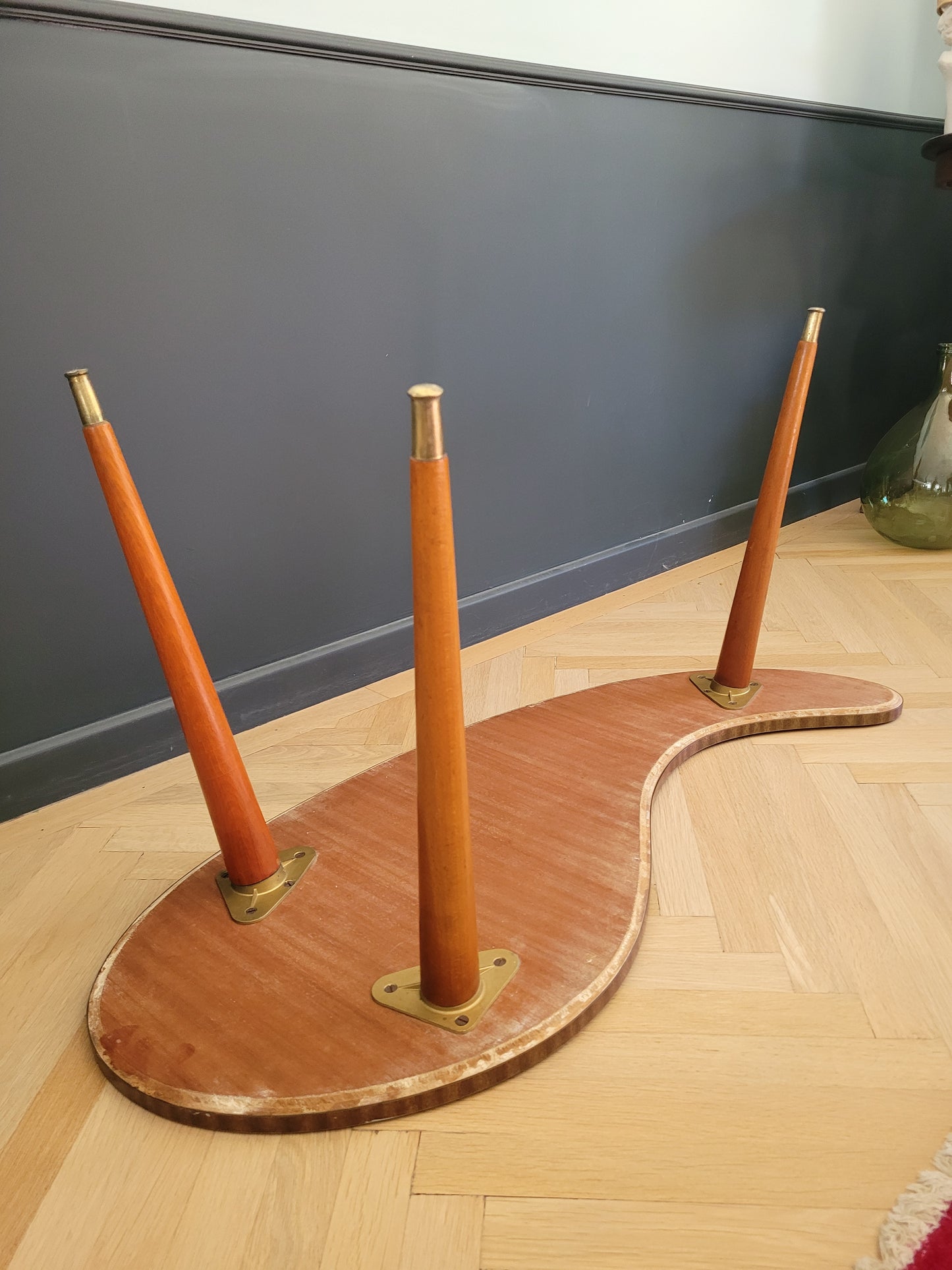 Table basse haricot années 50 en loupe d'orme - Ref 637