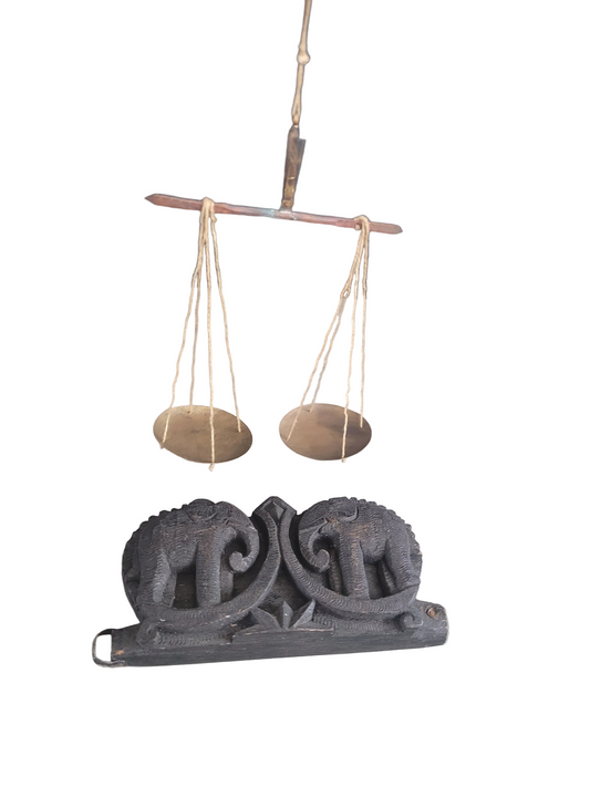 Balance traditionnelle indienne - boîte en bois sculptée éléphants - Ref 1142