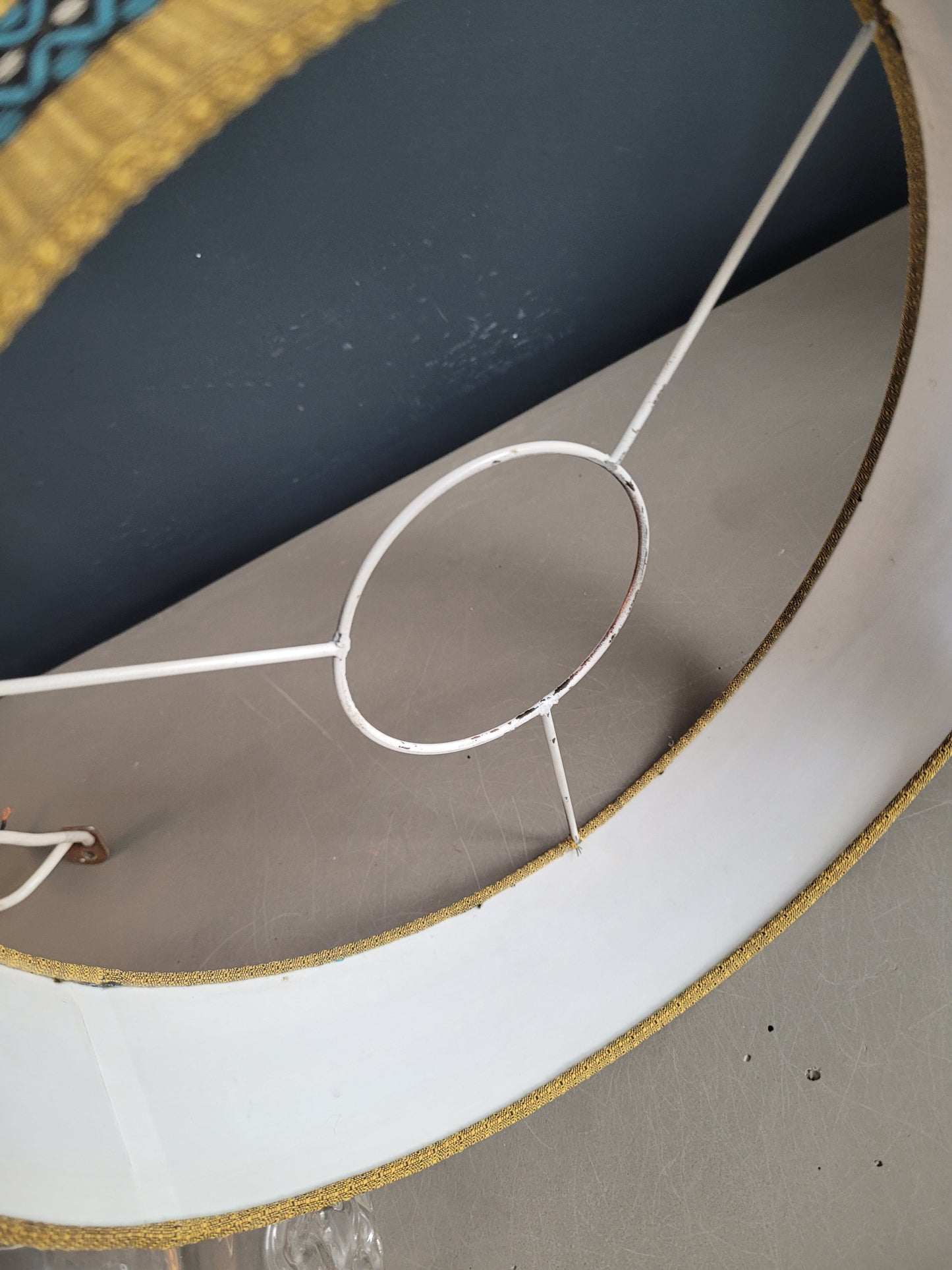 Suspension vintage globe en verre moulé et abat-jour- ref 619