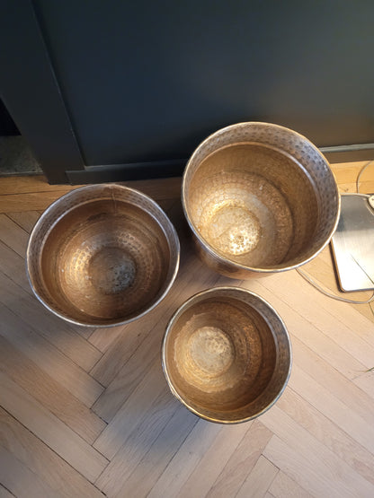 Cache-pots gigogne en métal doré martelé- Ref 633