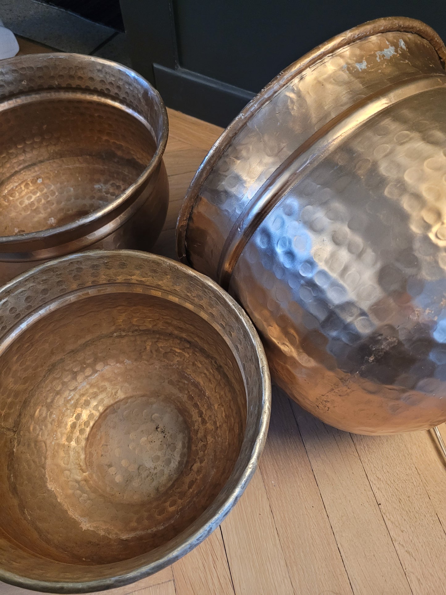 Cache-pots gigogne en métal doré martelé- Ref 633