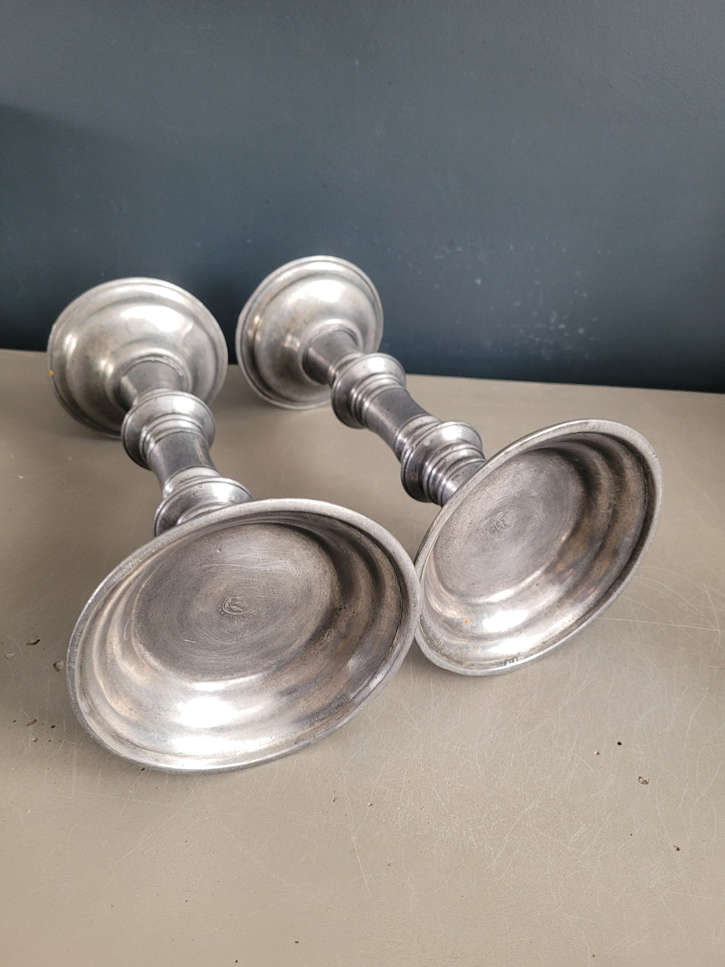 Paire de bougeoirs liturgiques en étain gravés et poinconnés - Ref 482