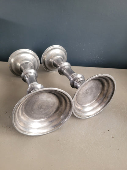 Paire de bougeoirs liturgiques en étain gravés et poinconnés - Ref 482