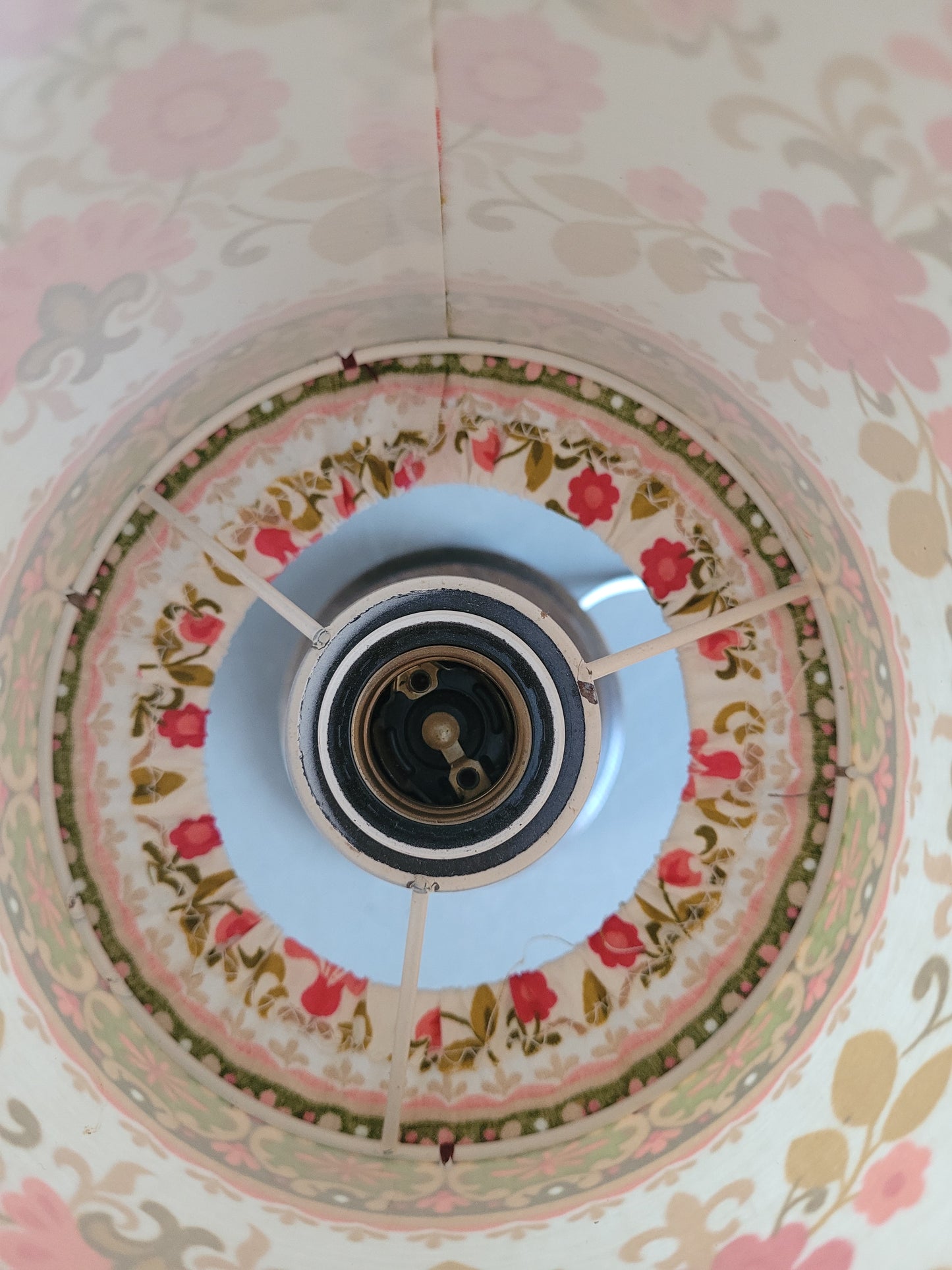 Lampe de chevet pied en bois tourné et abat-jour fleuri - Ref 957