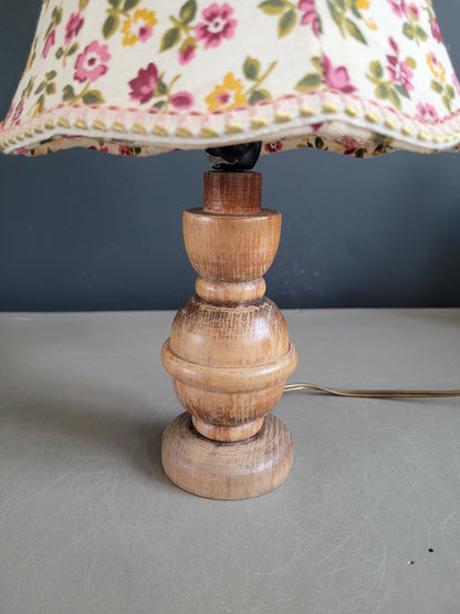 Lampe de chevet ancienne en bois avec abat-jour fleuri - Ref 444