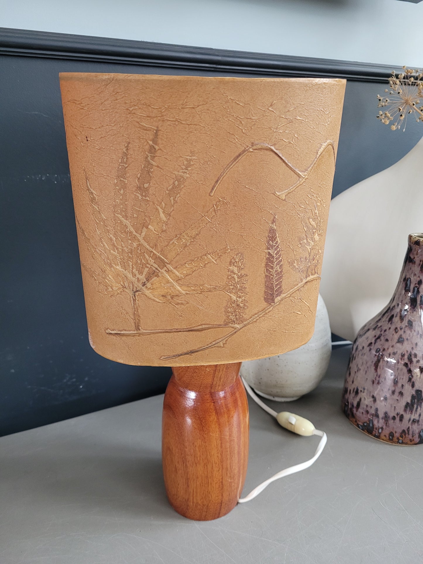 Lampe à poser pied bois - abat-jour fleurs séchées- Ref 1004