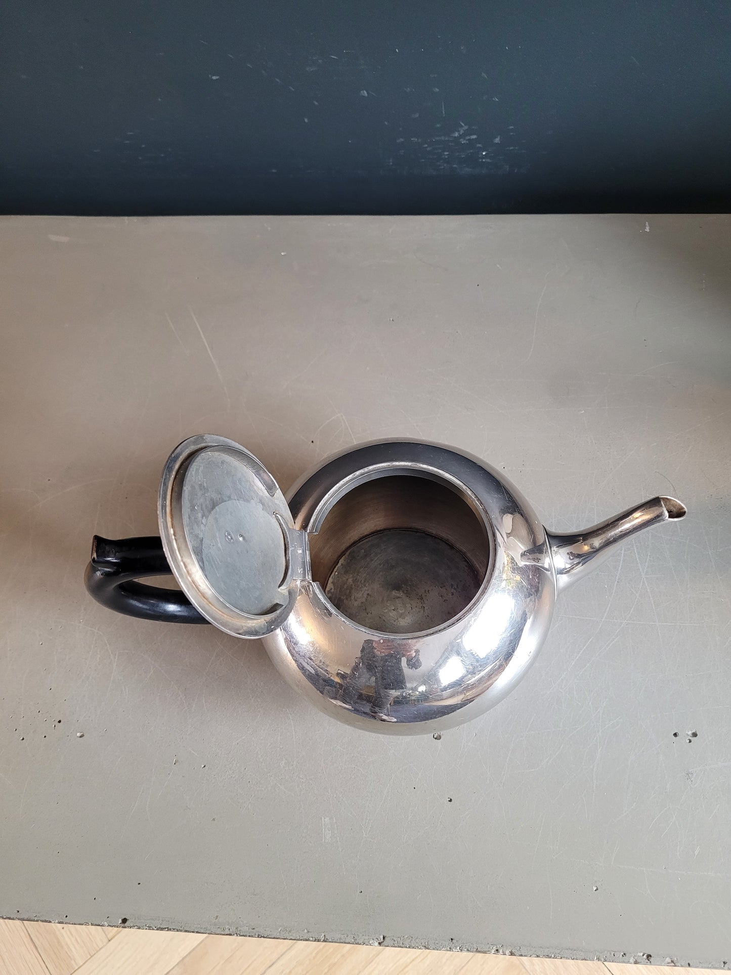 Théière ancienne en étain et poignée bois - Ref 686