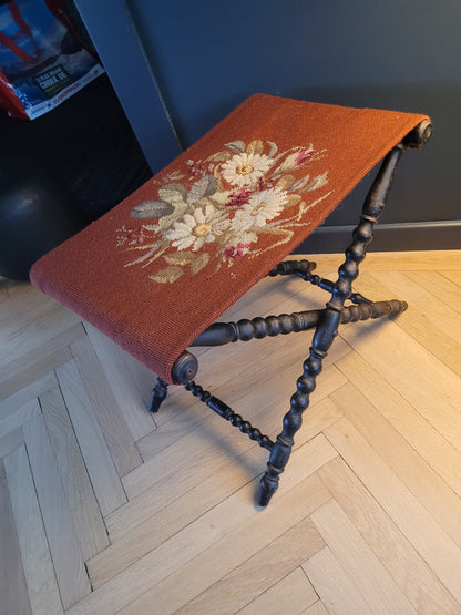 Ployant en bois tourné perlé et tapisserie - Tabouret pliant - Ref 972