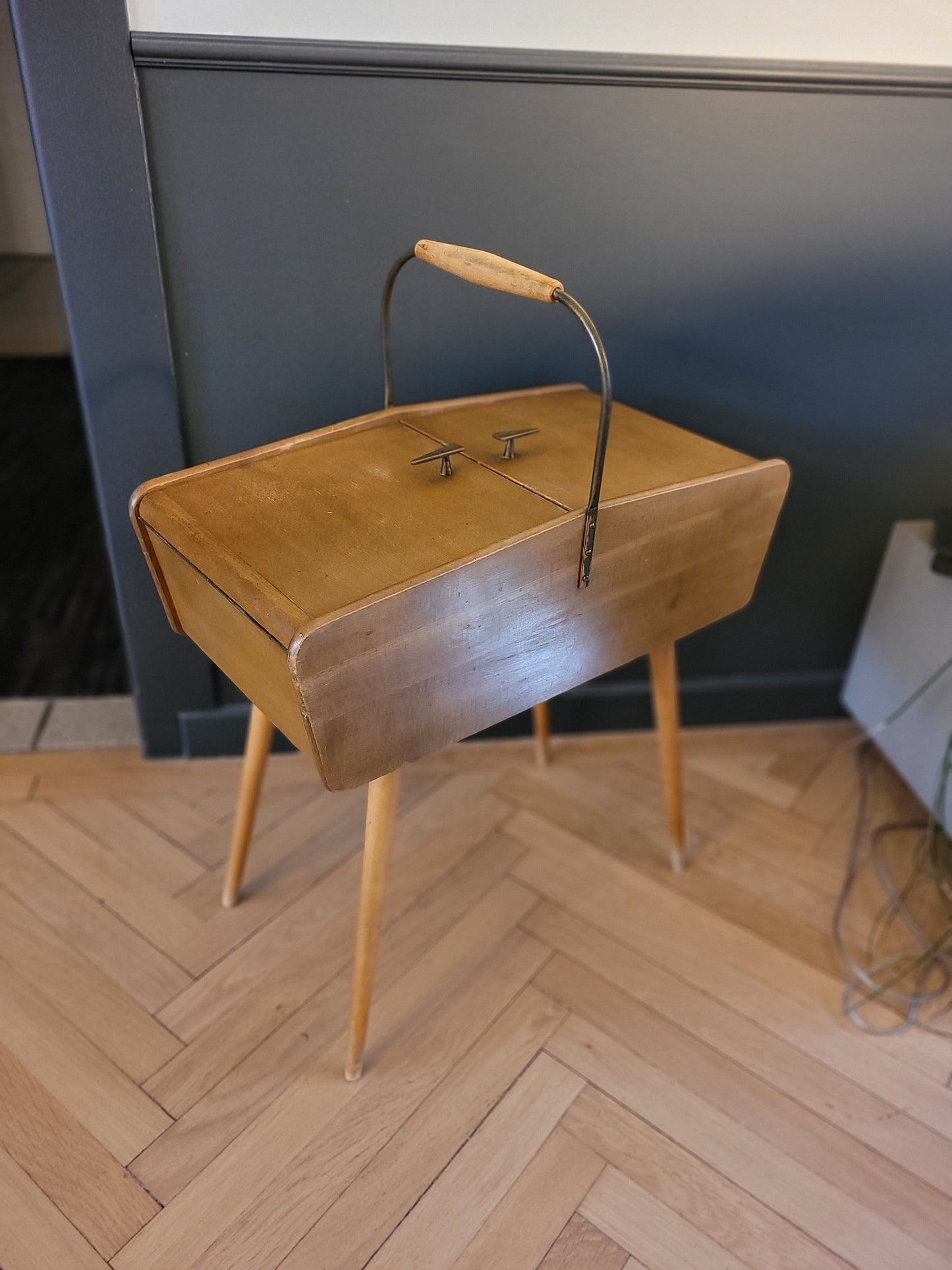 Travailleuse vintage bois pieds compas - Ref 746