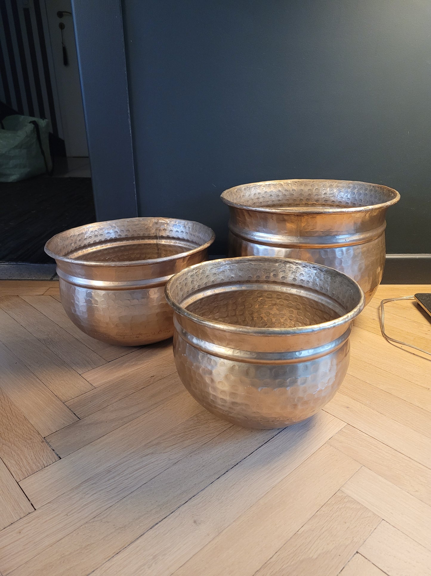 Cache-pots gigogne en métal doré martelé- Ref 633