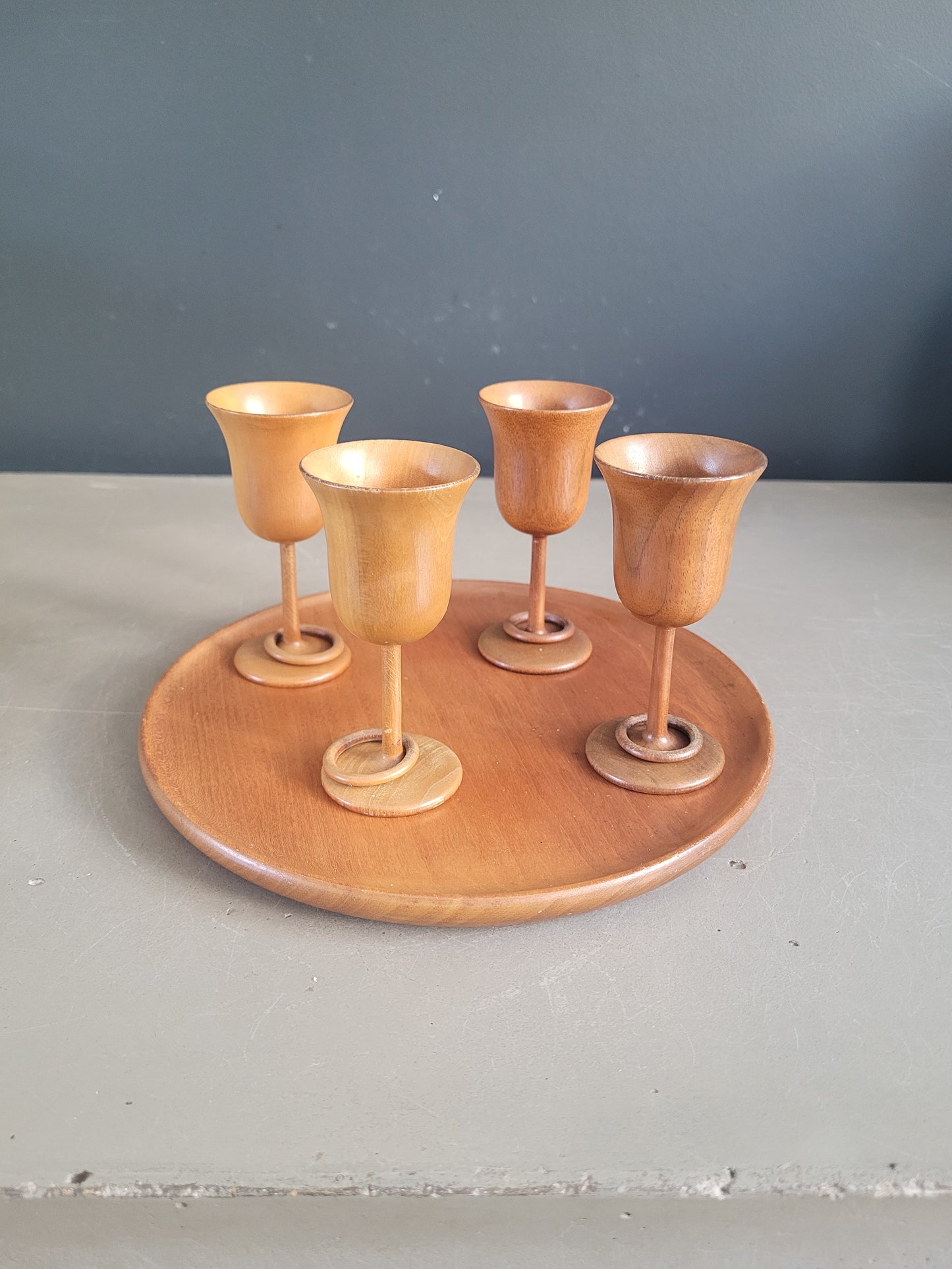 Ensemble 4 verres à liqueur + plateau en bois tourné Clay Compton, Gatlinburg, Tennessee - Ref 889