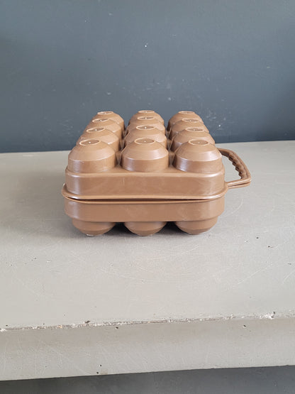 Boîte à œufs vintage en plastique marron chocolat- 12 compartiments - Ref 1018