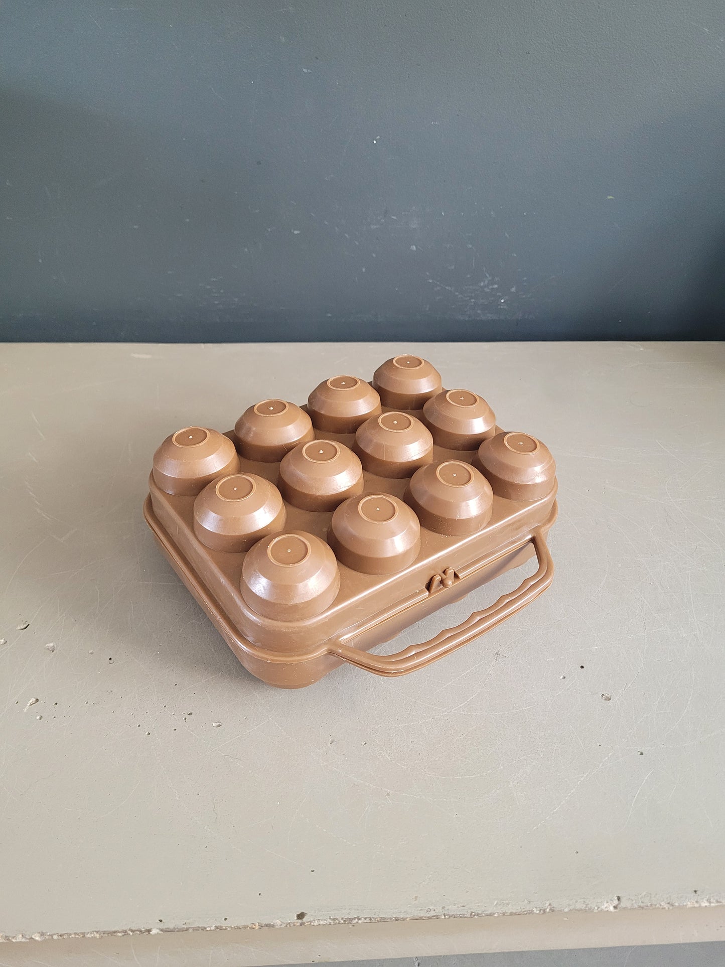 Boîte à œufs vintage en plastique marron chocolat- 12 compartiments - Ref 1018