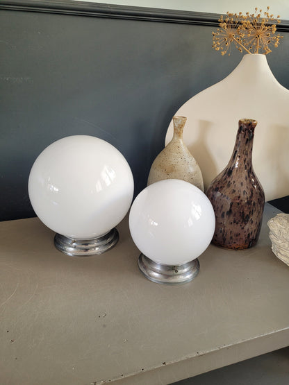 Paire de plafonniers ou appliques globes en verre blanc - Ref 872