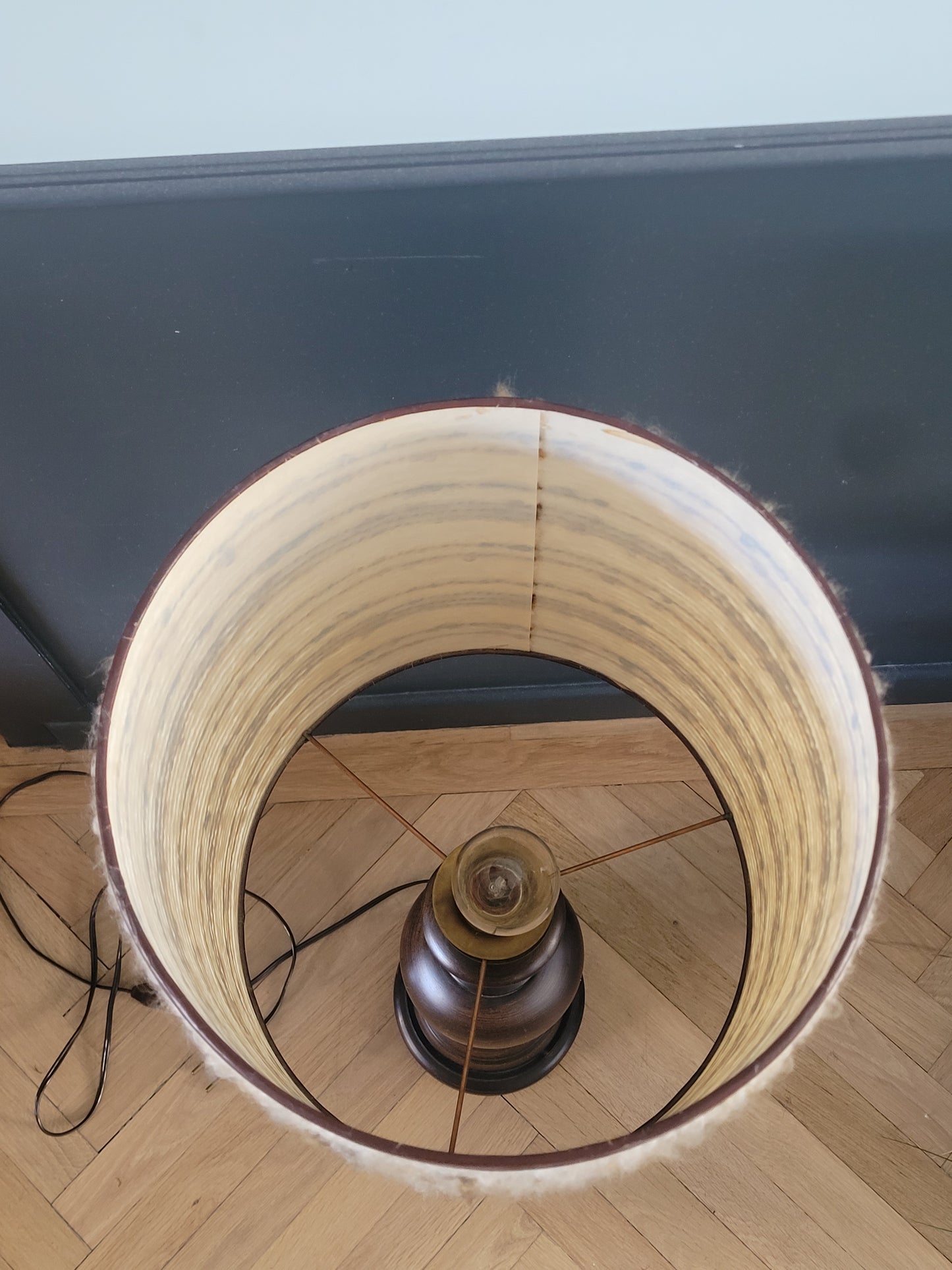 Grande lampe vintage pied bois abat-jour laine bouclettes - Ref 1025