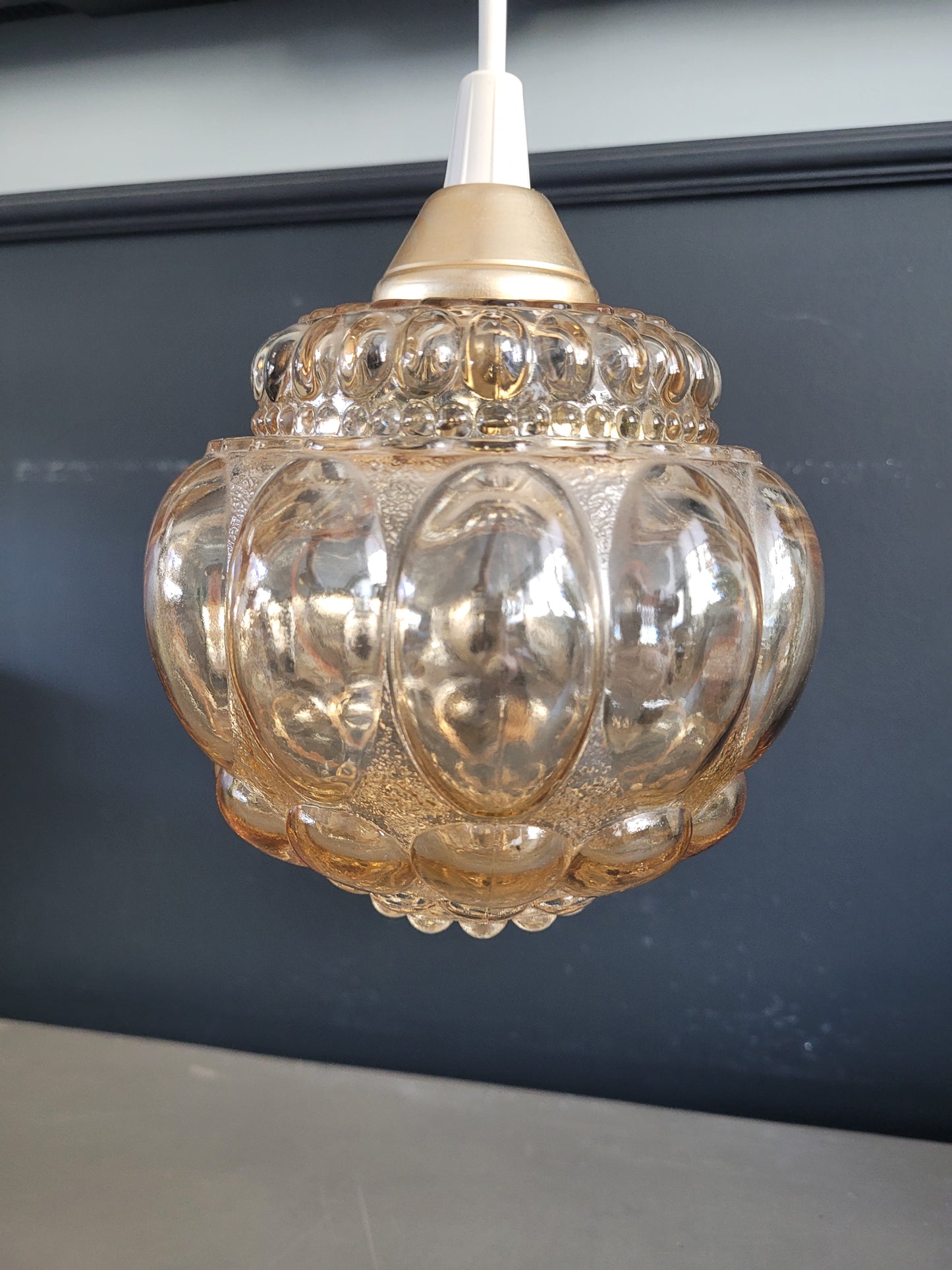 Suspension vintage en verre moulé ambré - Ref 888
