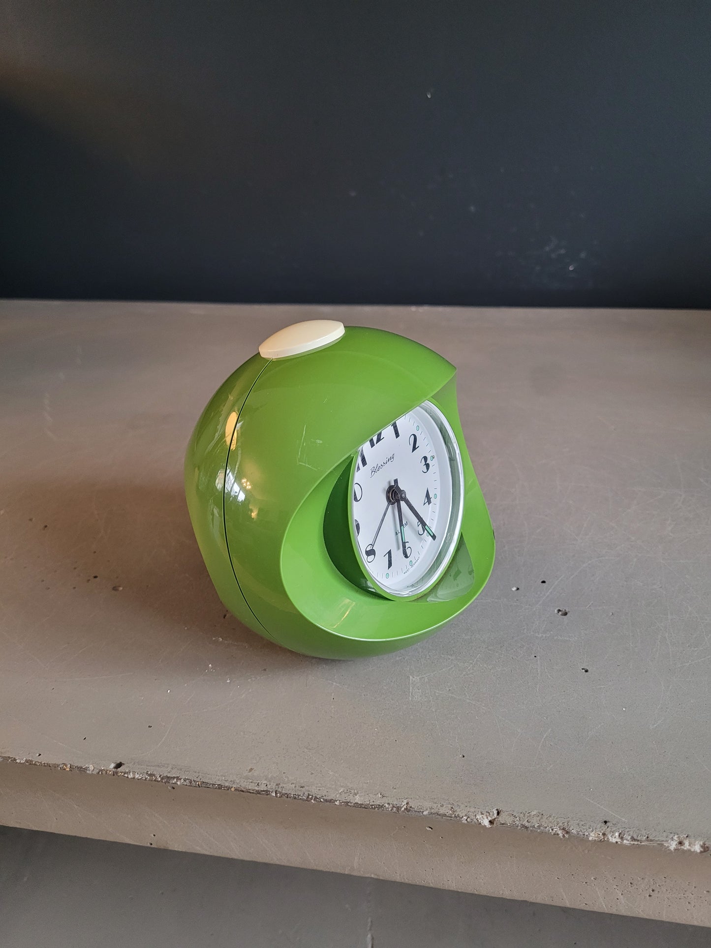 Réveil mécanique space-age en plastique vert - Ref 782