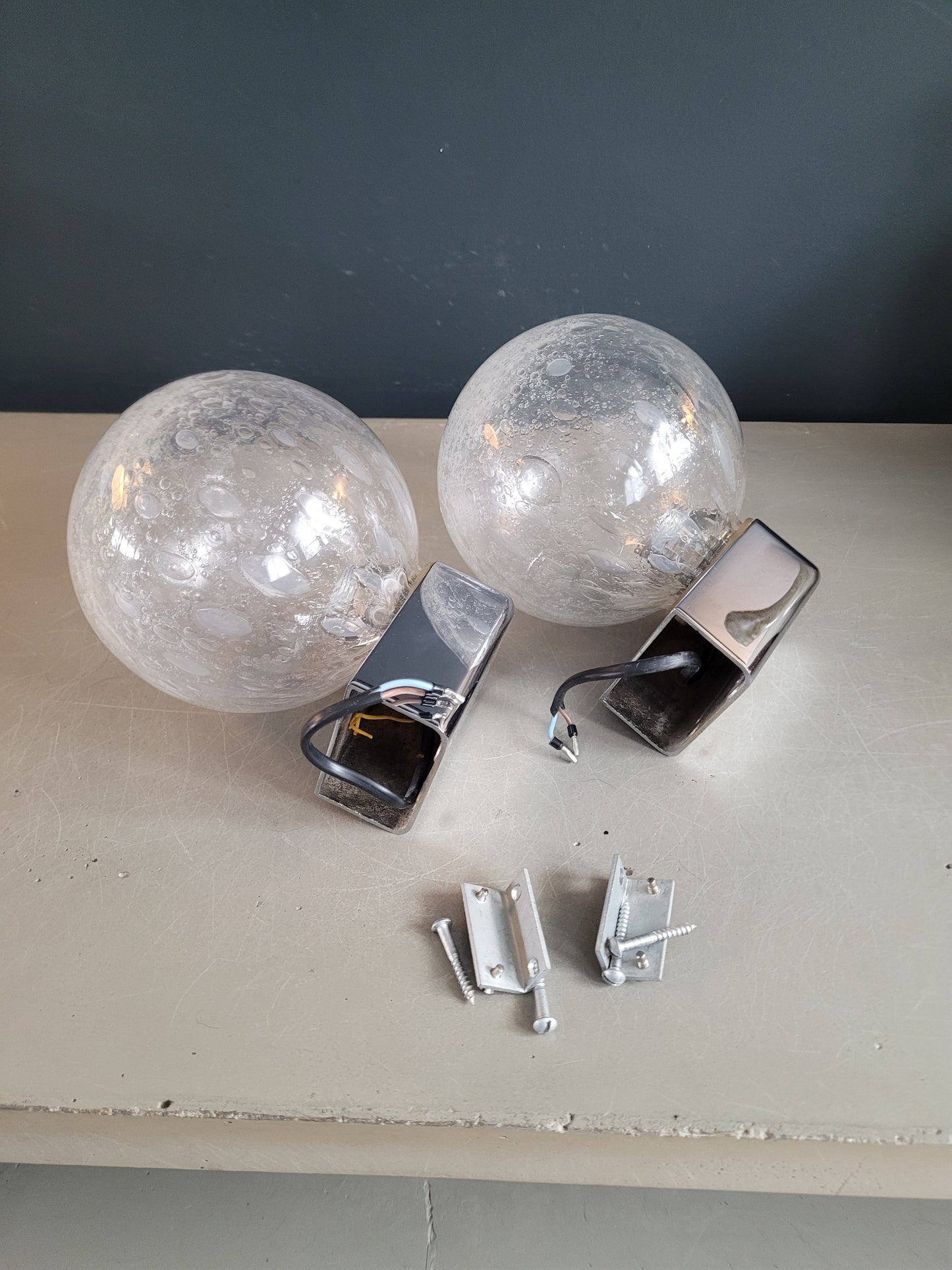 Paire d'appliques vintage en métal chromé et globes en verre bullé - Ref 893