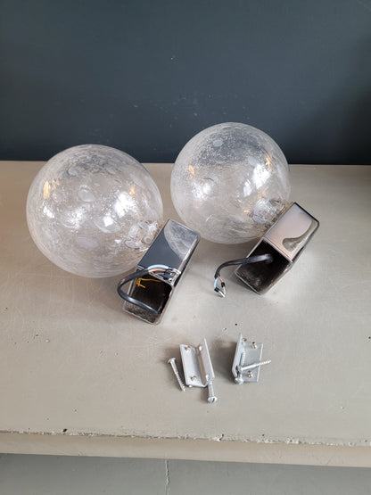 Paire d'appliques vintage en métal chromé et globes en verre bullé - Ref 893