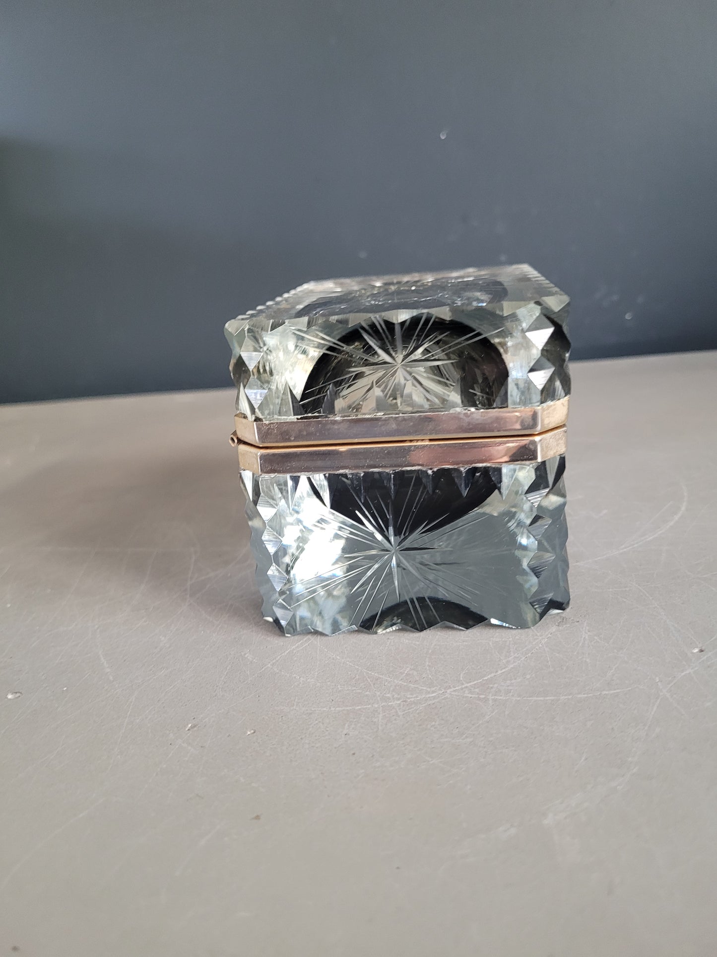 Boîte à bijoux ancienne en verre ciselé- Ref 897