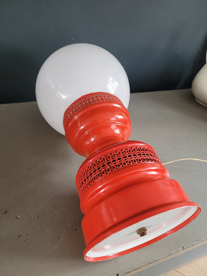 Lampe globe vintage à pied métal ajouré laqué rouge - Ref 798